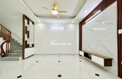  NHÀ 5 TẦNG - 1 NHÀ RA Ô TÔ TRÁNH - FULL NỘI THẤT - Ở NGAY – TRUNG TÂM THẠCH BÀN.